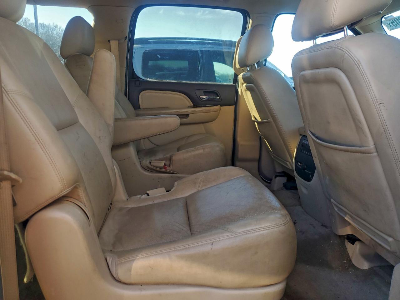 GMC Yukon Denali Image 12