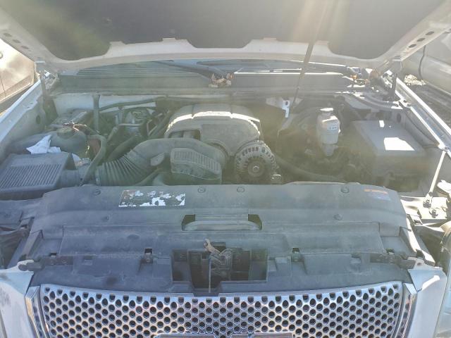 GMC Yukon Denali Image 13