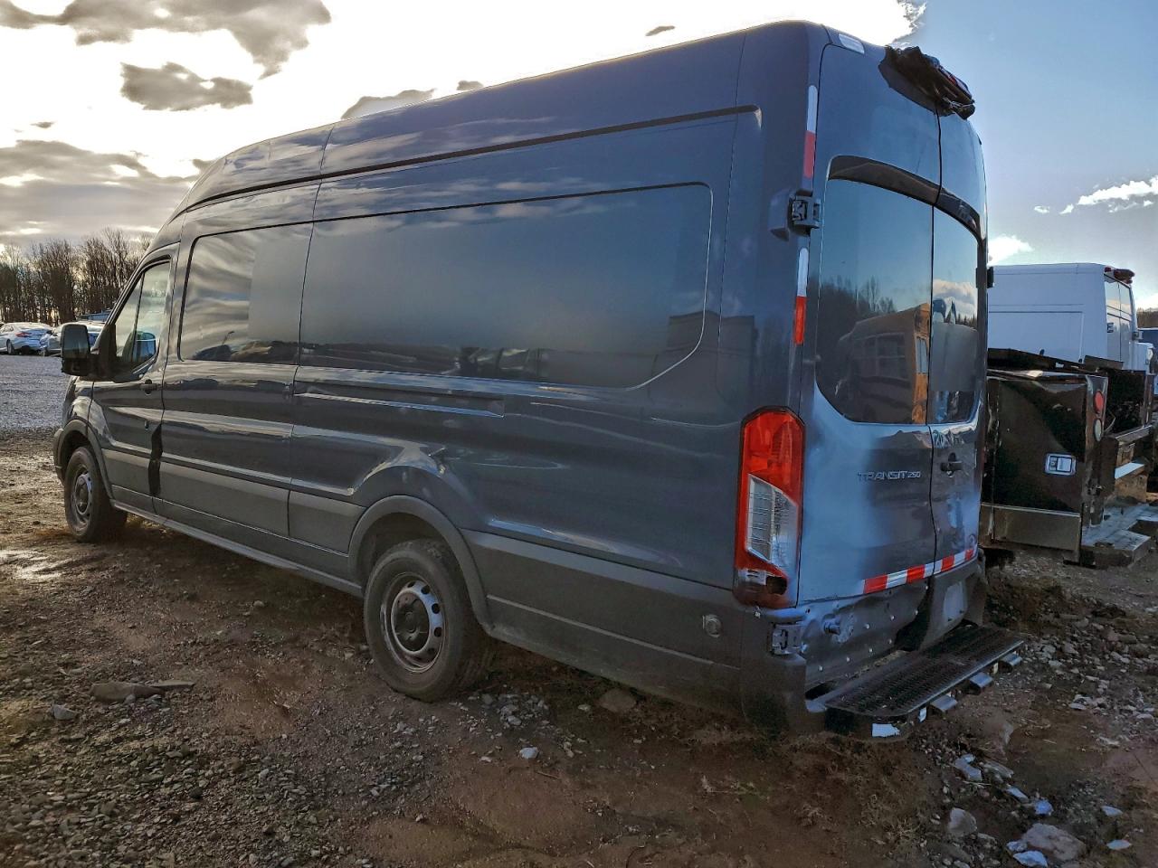 Ford Transit T-250 Image 3