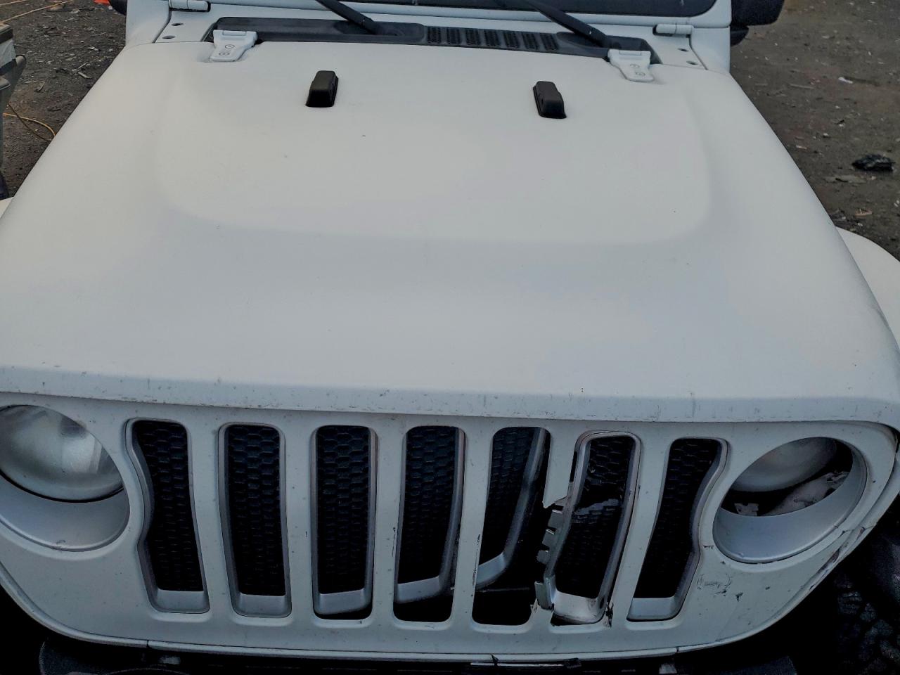 Jeep Wrangler Sahara Image 6