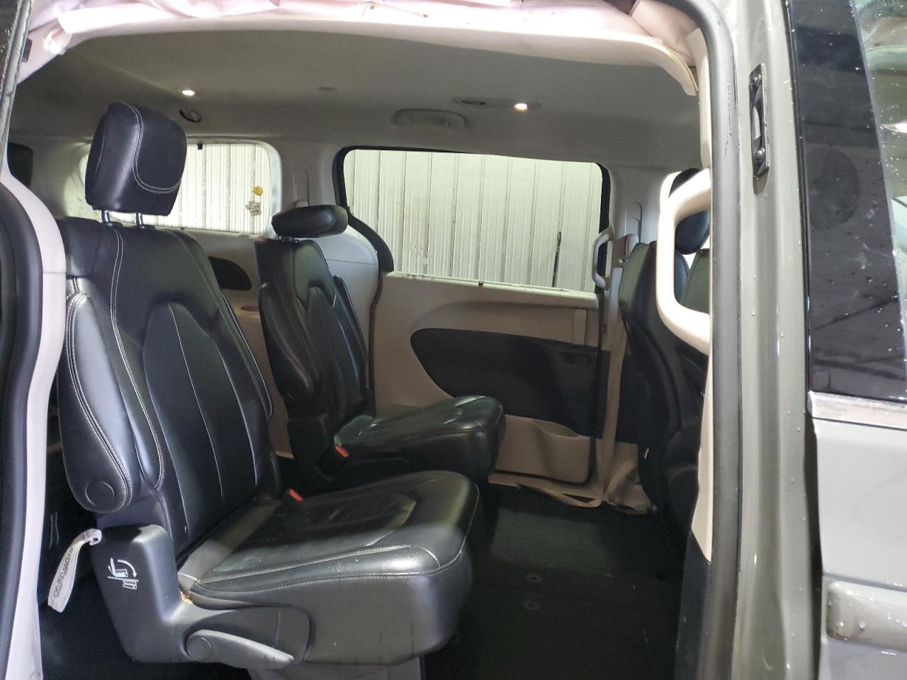 Chrysler Pacifica Touring L Image 10