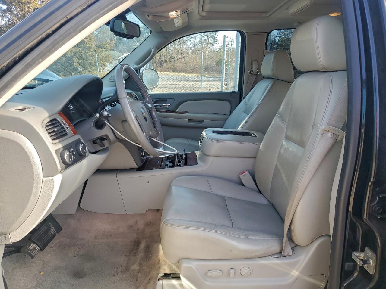 Chevrolet Suburban K1500 Ltz Image 4