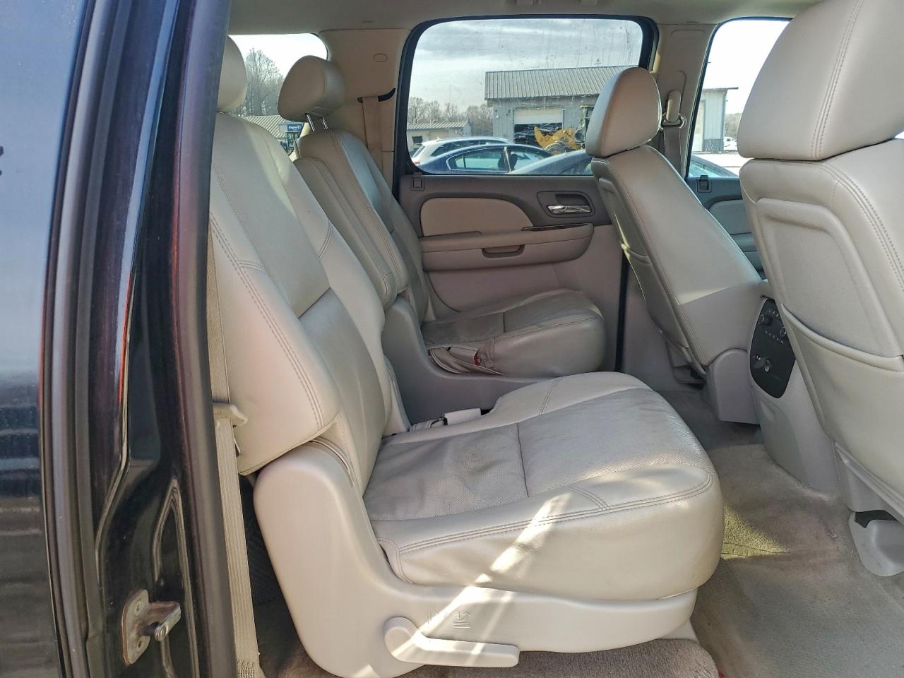 Chevrolet Suburban K1500 Ltz Image 11